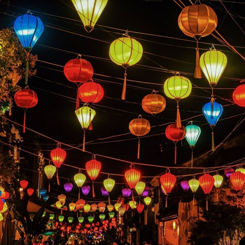 會安燈籠街是夜晚最受歡迎的會安景點，五彩繽紛令人流連忘返。