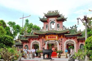 遊客熙熙攘攘地湧入會安福建會館。