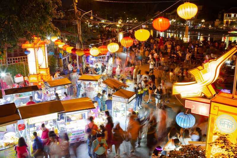 即使夜深,會安夜市依然熱鬧非凡