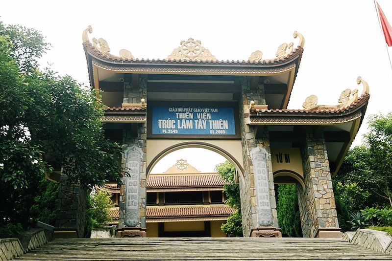 竹林西天禪院規模宏大，氣勢恢弘，因位於海拔三百公尺的高處而擁有清新的空氣