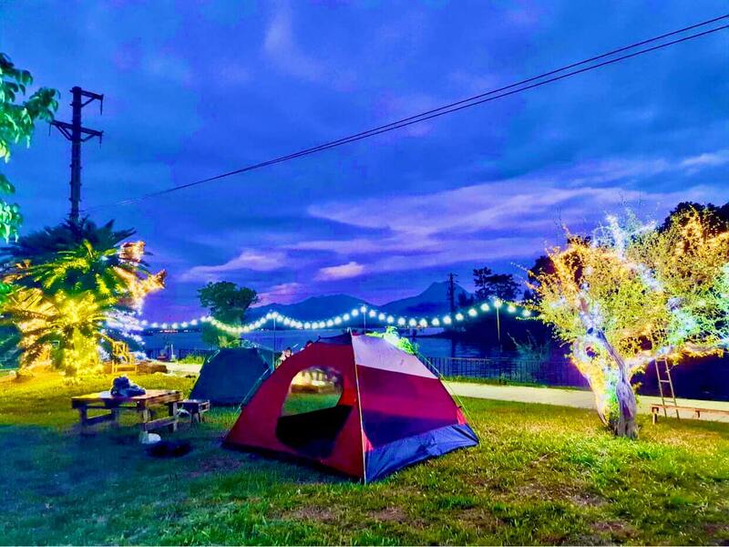 大賴湖畔夜晚寧靜的露營景致。