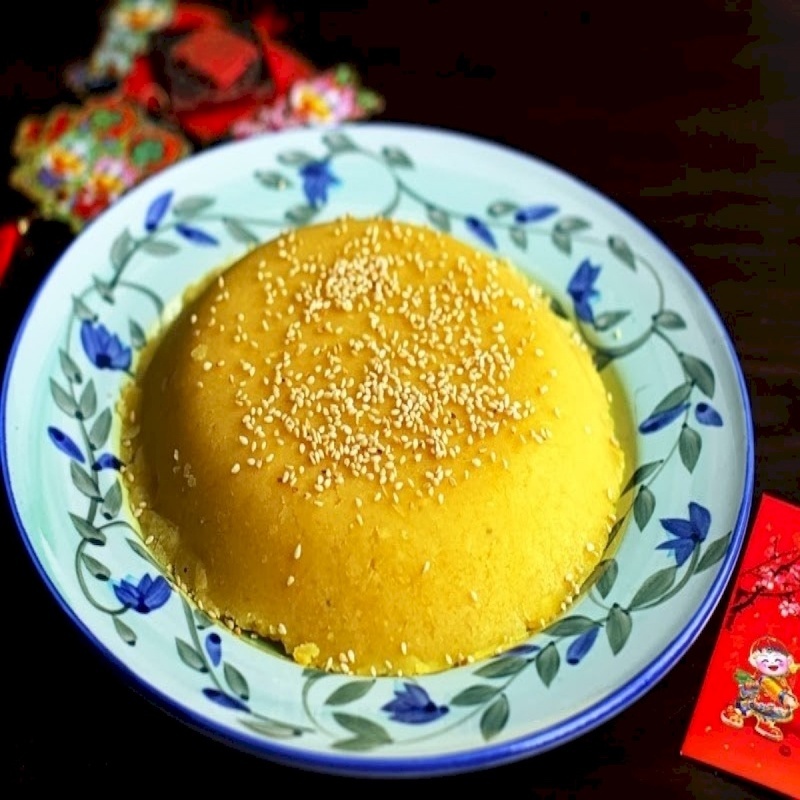四安甜糕西帶有淡淡的綠豆與柚子油香氣，表面細膩光滑，柔軟如絲絨
