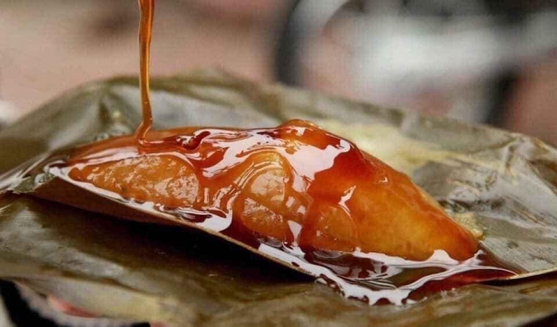 西亭灰糕呈棕紅色，食用時切開後淋上蜂蜜或糖蜜