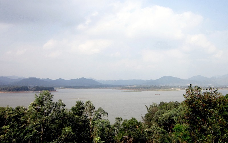 大賴湖碧綠的湖景。
