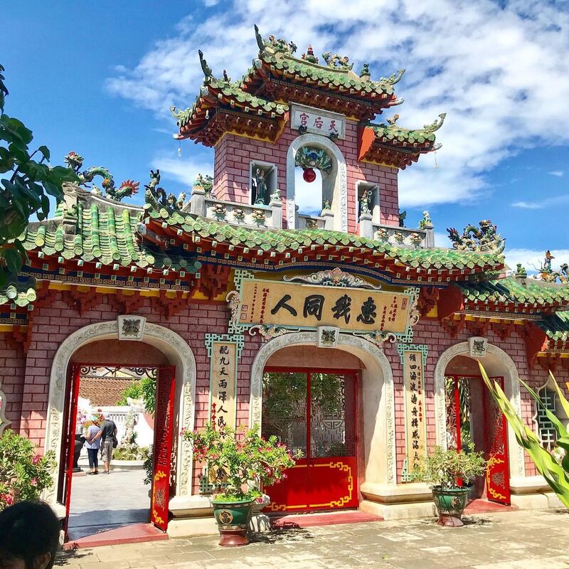 會安福建會館設有三道大門，象徵天、地、人，並遵循「男左女右」的傳統格局。