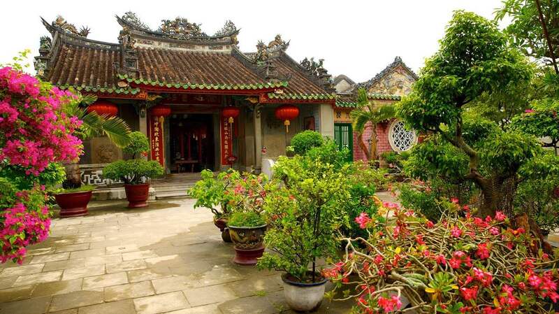 要進入會安福建會館，您需要穿過一個寬敞的庭院，庭院中央有古色古香的大門。