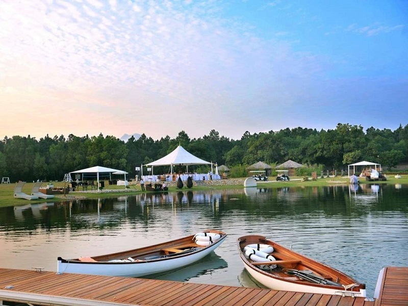 乘船遊覽碧綠大賴湖，欣賞四周寧靜景致，是此地最受歡迎的活動之一。