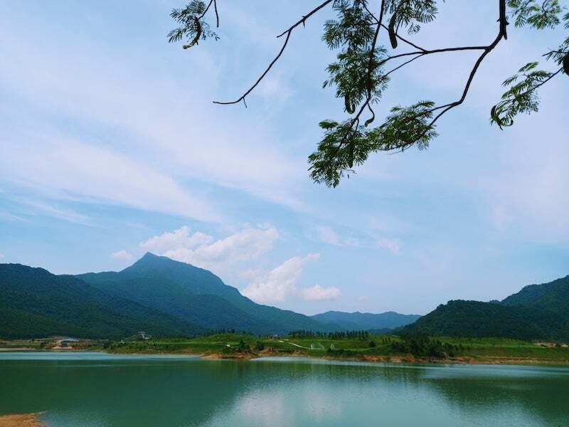 青冷湖是一幅壯麗的自然畫卷，中央是一片碧綠而平靜的湖面