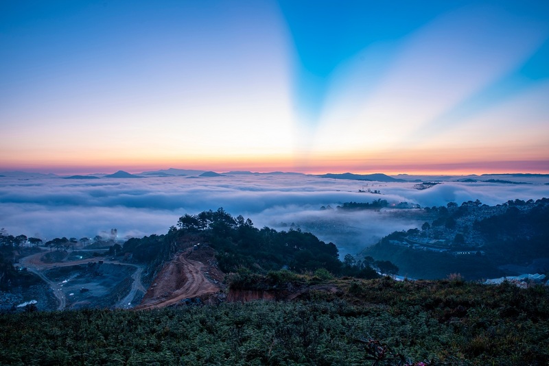清晨的朗比昂山頂，如同仙境一般，仿佛可以觸碰雲朵，並看到地平線上初升的曙光。