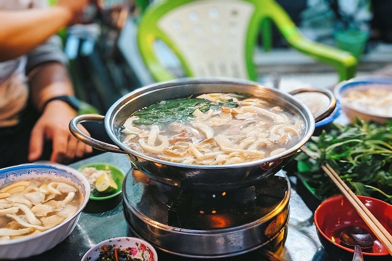 Lẩu gà lá é(香茅雞火鍋)