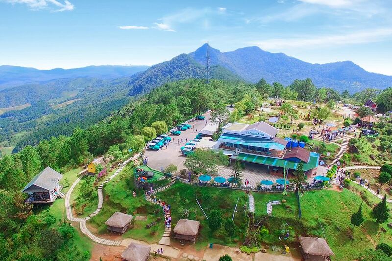 從高處俯瞰朗比昂山頂，整個旅遊區規劃完善，周圍環繞著壯麗的山林景色。