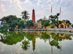 鎮國寺的倒影在河內西湖中閃耀著粼粼波光。