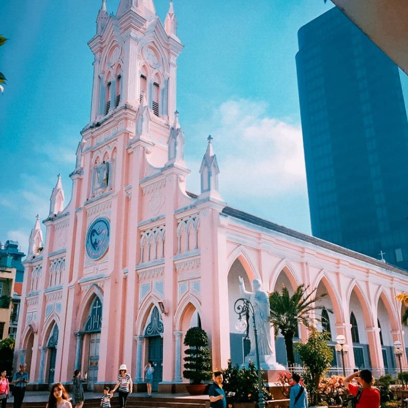 峴港公雞教堂（Nhà thờ Con Gà）採用哥德式建築風格，菱形拱門展現濃厚的西方韻味。