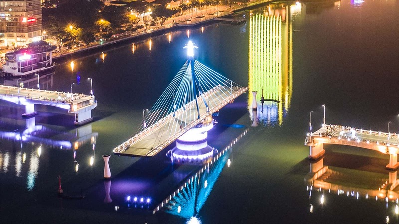 韓江旋轉橋（Cầu quay sông Hàn）是越南唯一可旋轉的橋樑。