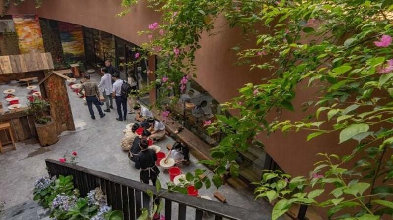 旅遊八場陶瓷村時，應注意行走安全、穿著舒適的鞋子並保持環境整潔