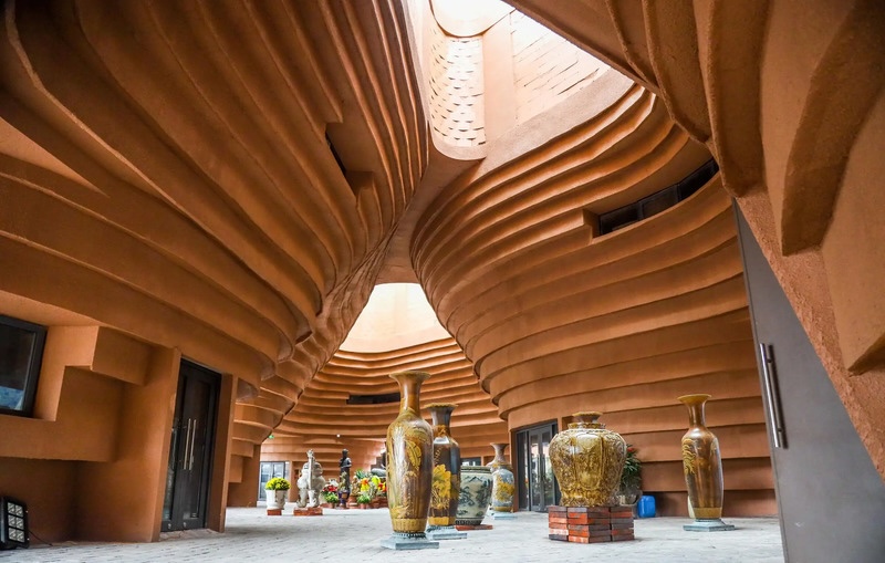 八場陶瓷博物館為古村帶來一個融合藝術與建築美學的空間。