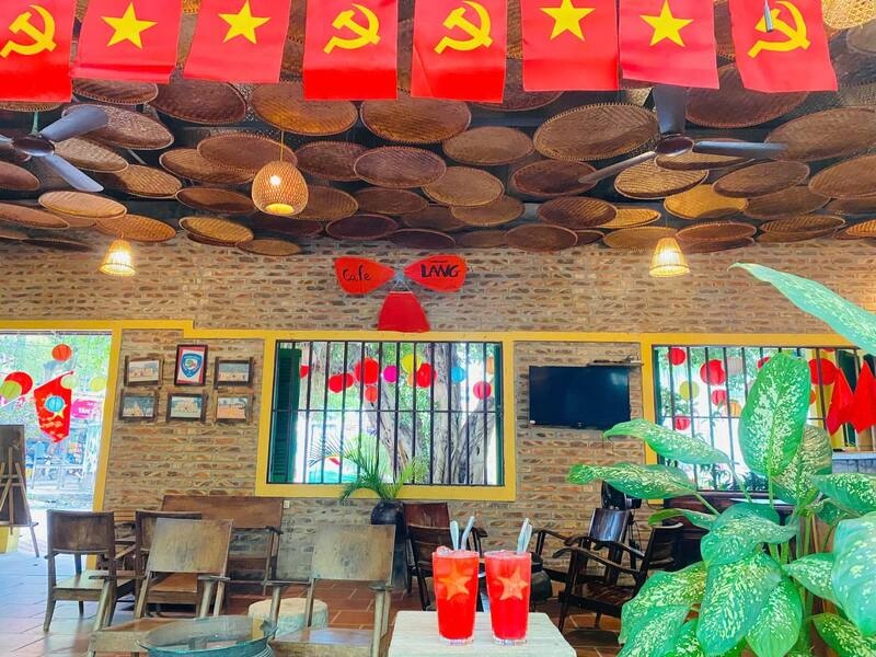 漫步在古村中，你會看到許多用木架搭建的小茶攤，樸實又寧靜，充滿濃濃的人情味。
