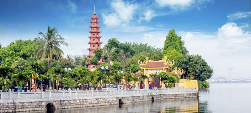 鎮國寺位於西湖畔。