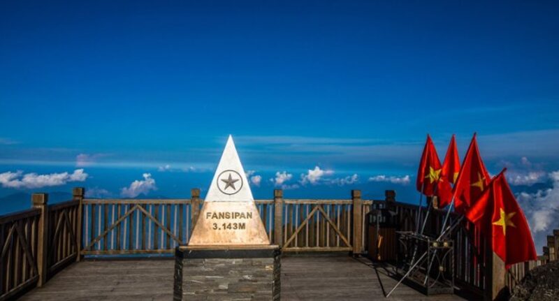 番西邦峰的天氣多變，為遊客帶來豐富多樣的自然景觀。