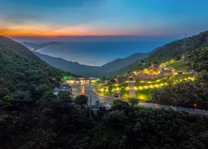 從海雲關望見美麗的嶺姑灣,夕陽下閃耀著迷人的光彩。