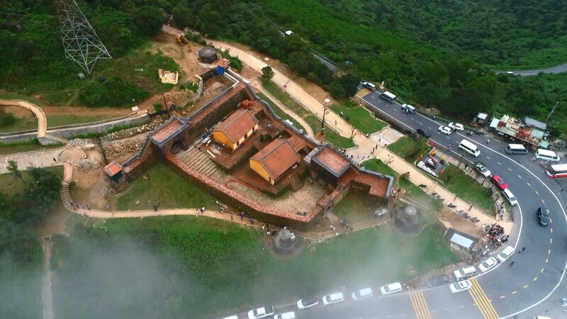 從上方望去,海雲嶺山路穿越堅固的城牆。