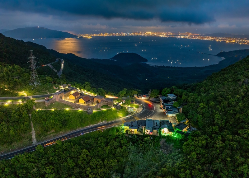 從海雲關頂端位置眺望層巒疊嶂的海雲嶺山景。