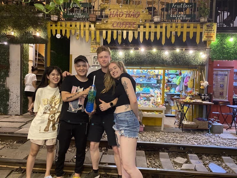 咖啡館面向鐵道的視角為遊客帶來難忘的體驗。