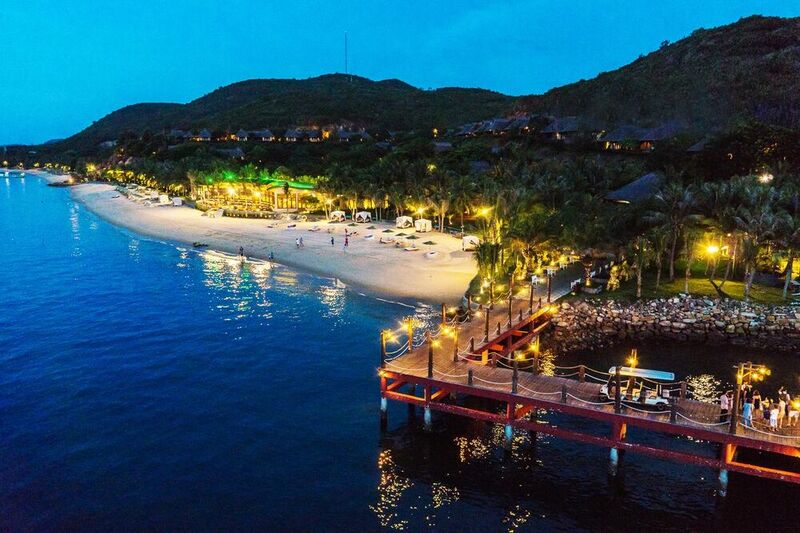 夜晚漫步於蠶島海邊。