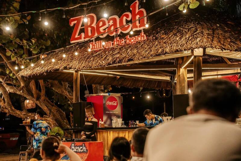 在這絕美景色中，旅客可一邊享用飲品，一邊欣賞芽莊夜生活景緻