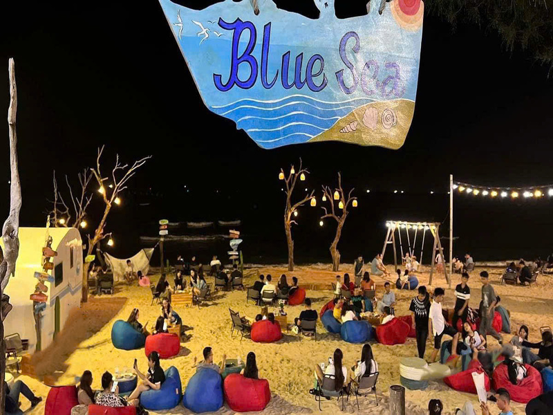 與朋友們在 Bluesea Beach 暢飲啤酒並欣賞動感的現場表演