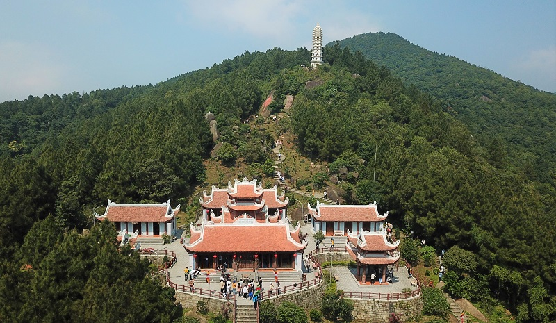 遊客可以順著燕河乘船，欣賞香寺的秀麗景色。
