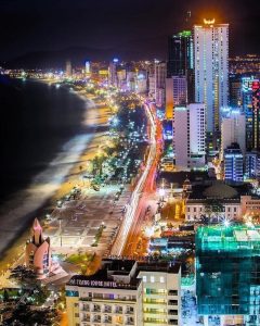 沿著陳富海濱大道，有各種體驗與娛樂活動可盡情享受芽莊夜生活