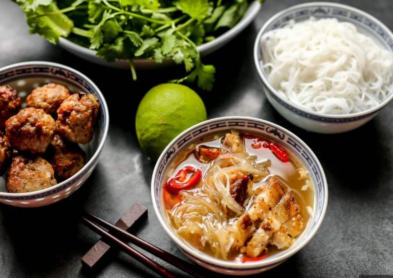 河內烤肉米線（Bún chả）。