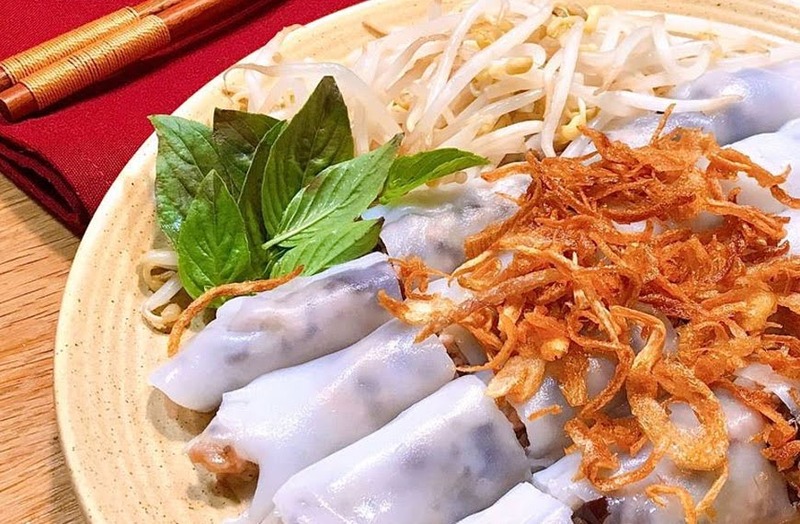 一盤熱氣騰騰、香味誘人的萬福蒸捲。