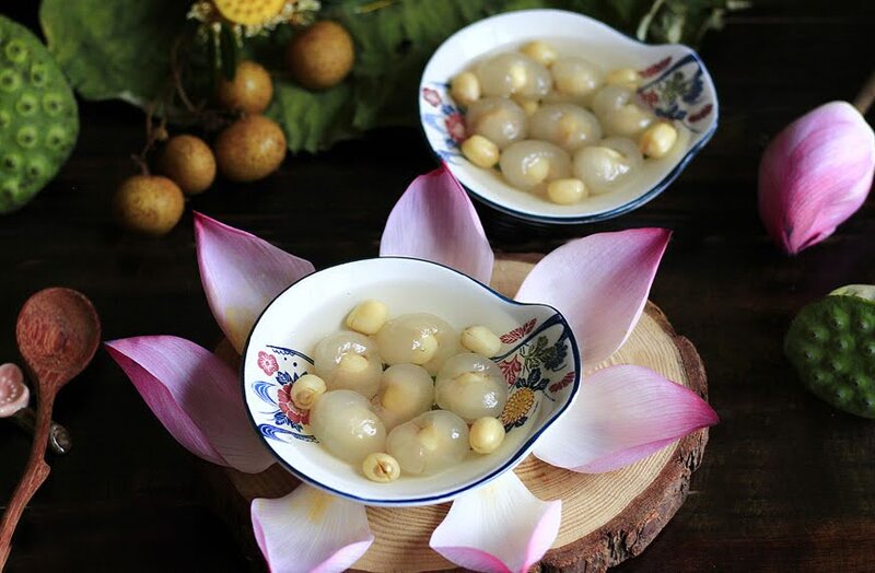 一碗清涼爽口的蓮子龍眼甜湯。