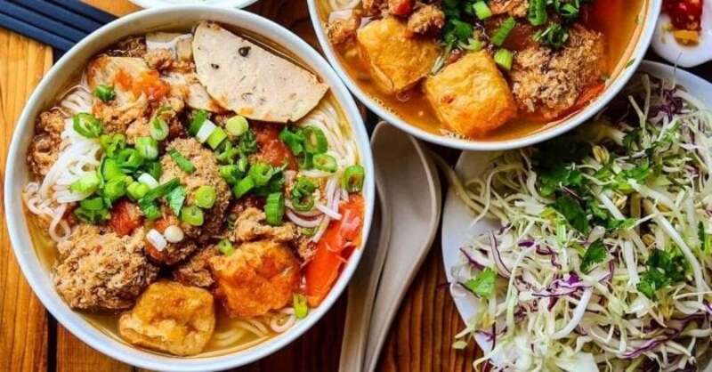 在河內5日4夜的旅程中，不可錯過的美食之一便是蟹湯米線。