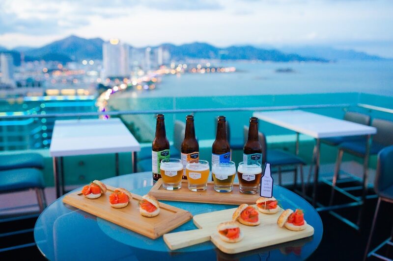 Altitude Rooftop 是約會與好友聚會的理想場所，可欣賞壯麗的海景全貌