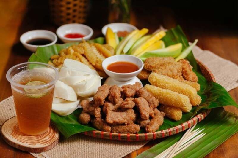河內炸酸肉是當地年輕人最愛的街頭小吃之一。