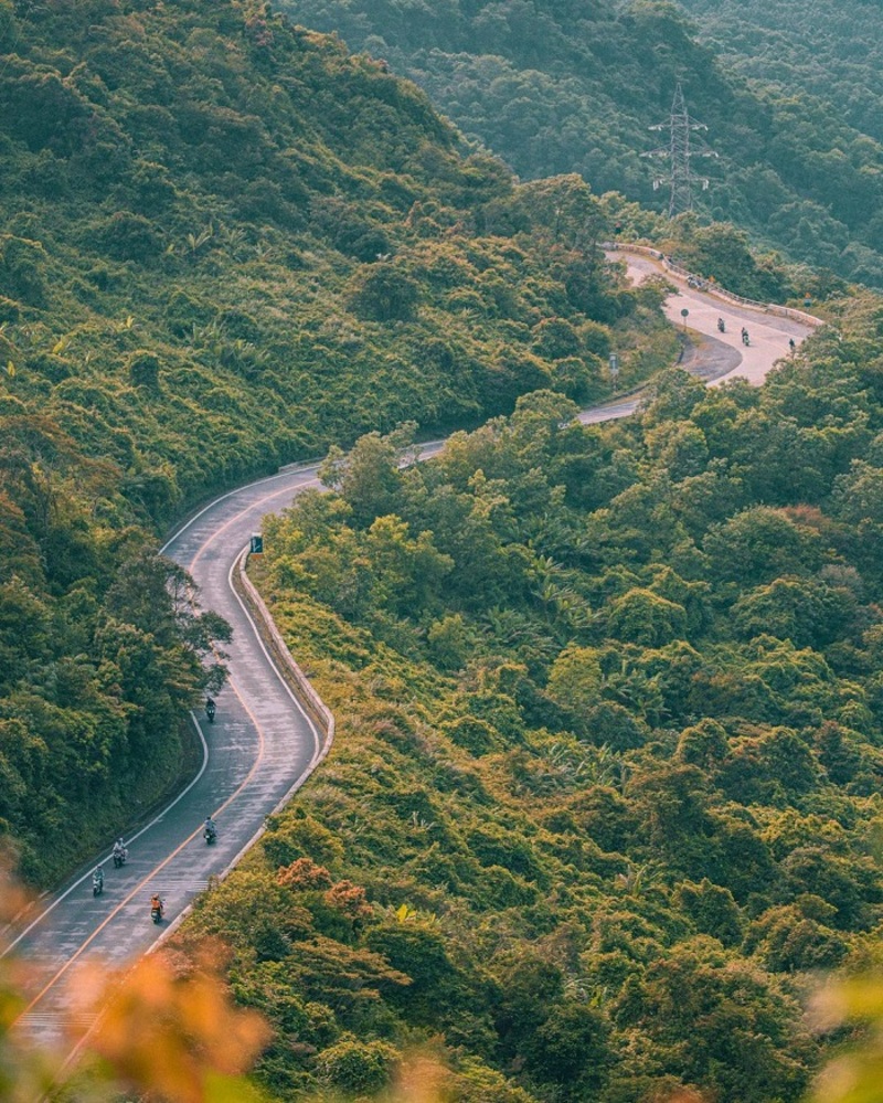 從順化前往海雲關的路段被壯麗的山丘景色環繞。