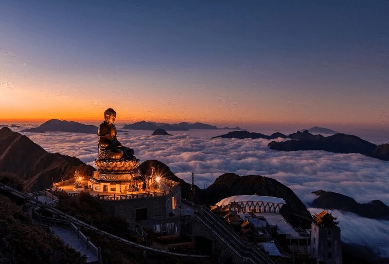 番西邦峰上的大佛像 — 西北越南的神聖象徵。