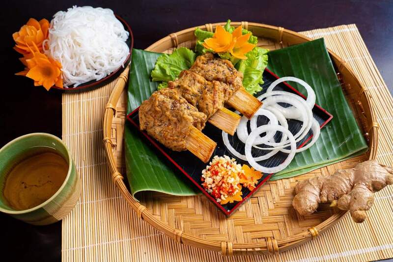 下龍香茅肉捲（Chả chìa Hạ Lũng）是靠近海防鐵市場必嚐的美食。