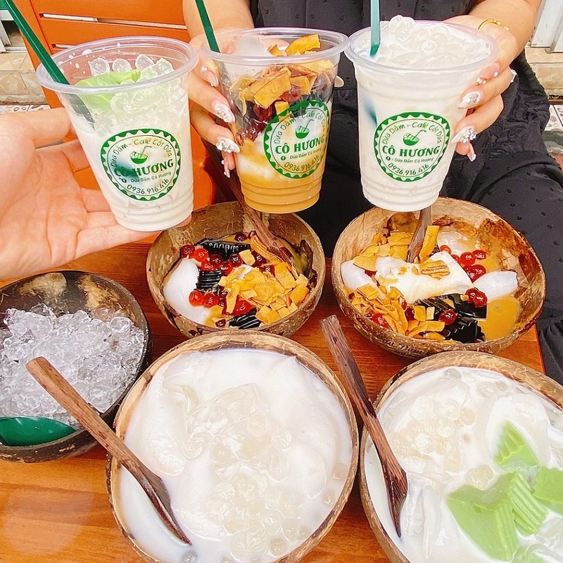 來到海防鐵市場，千萬別錯過當地特色甜品「椰子甜品（Dừa dầm）」。