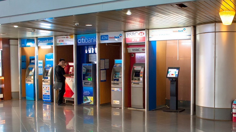 機場設有 ATM 服務，方便旅客提款與兌換貨幣