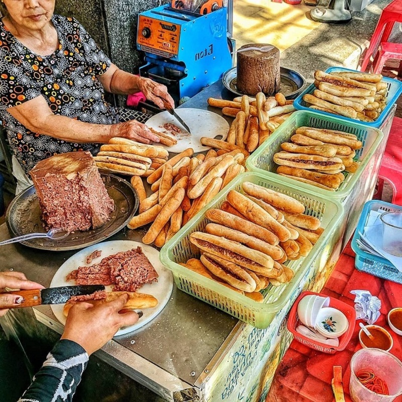 海防街頭特色小吃——辣味法國麵包（Bánh mì cay）。