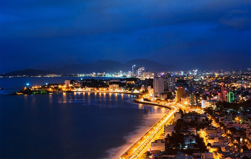 芽莊夜晚的海景寧靜祥和,燈火通明