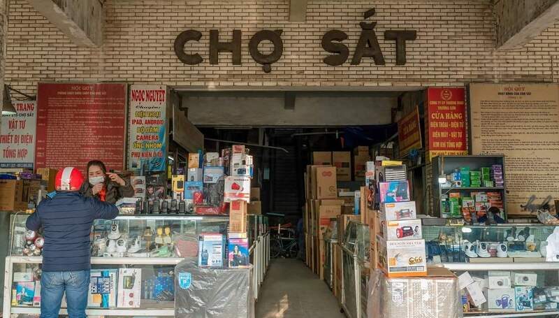 海防鐵市場主要販售電子產品與各類金屬製品。
