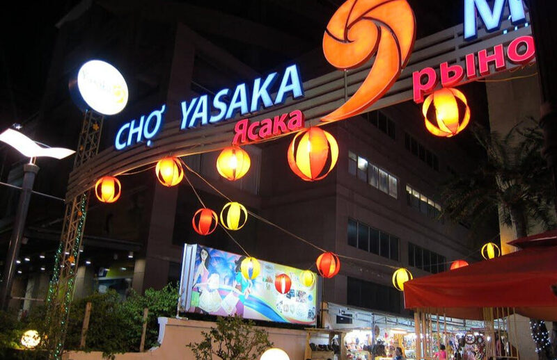 Yasaka 夜市以開放式空間與璀璨燈光聞名