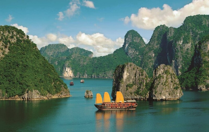 成千上萬座大小石灰岩島嶼巍然矗立於海上