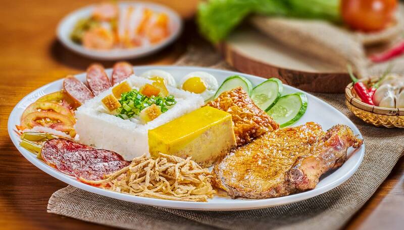 旅客可在知名在地餐館或傳統市場品嚐到西貢碎米飯