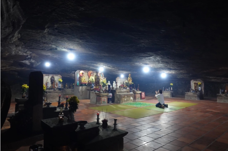 洞穴寺內部景象。